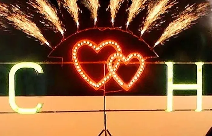 Огненный фейерверк горящие сердца — Нижневартовск Наземный салют в форме горящего сердца – это незабываемое шоу, которое создает самые яркие эмоции у молодоженов и приглашенных зрителей, гостей свадебного торжества. Современные пиротехнические изделия профессионального типа позволяют организовать захватывающие фейерверк шоу во главе с искристыми фонтанами в форме горящего сердца, букв, слов, цифр. Горящие салюты - сердца подчеркнут тематику свадебного торжества и помогут выделить главные моменты свадьбы — Нижневартовск организация и проведение фейерверк шоу от магазина пиротехники  — Нижневартовск