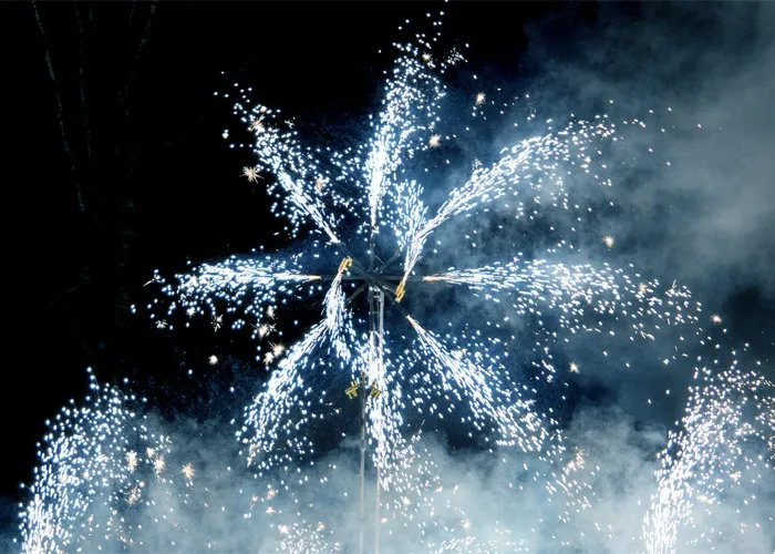 Фейерверк вертушка (огненное колесо) — Нижневартовск <p>
Профессиональные огненные вертушки из сценических фонтанов монтируются на любой выделенной вам площадке для наземного фейерверк шоу. С помощью фонтанов, такие изделия создают множество искр в динамике кругового вращения пиротехнического элемента – конструкции
</p> организация и проведение фейерверк шоу от магазина пиротехники  | nizhnevartovsk.piroclub.ru