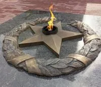Бронзовый венок со звездой вечного огня в Нижневартовске (518550)
