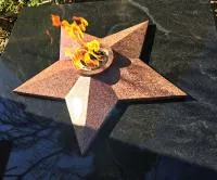 Звезда из красного гранита (518204) монтаж комплект горелка ГВД 379 10 89 00 ПС вечный огонь ø 1000 мм. монолит - массив  в Нижневартовске