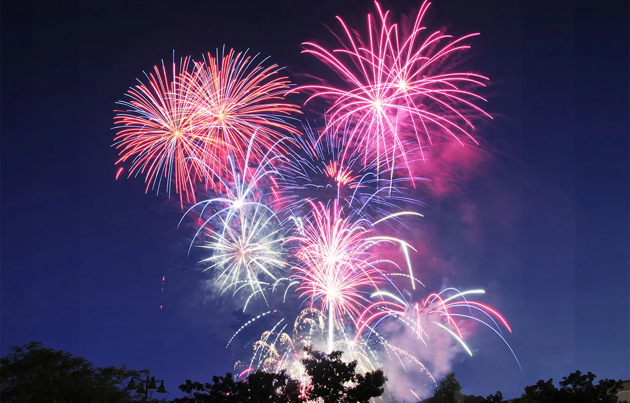 Высотный салют Нижневартовск Высотный салют – слагаемые пиротехнического эффекта. Визуальный эффект высотного салюта - заряд летит на высоту, соответствующую калибру пусковой мортиры. После выстрела из пушки пиротехнический шар высотного салюта достигает высоты 100, 150 или все 300 метров, где взрывается ослепительно – яркой огненной сферой. организация и проведение фейерверк шоу от магазина пиротехники — Нижневартовск Высотный салют Нижневартовск Высотный салют – слагаемые пиротехнического эффекта. Визуальный эффект высотного салюта - заряд летит на высоту, соответствующую калибру пусковой мортиры. После выстрела из пушки пиротехнический шар высотного салюта достигает высоты 100, 150 или все 300 метров, где взрывается ослепительно – яркой огненной сферой. организация и проведение фейерверк шоу от магазина пиротехники — Нижневартовск